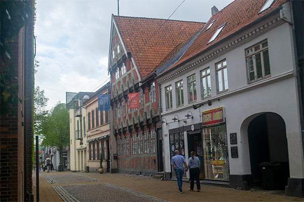 Den Borchske Gård stammer fra 1595 og er et smukt biningsværksbyggeri.