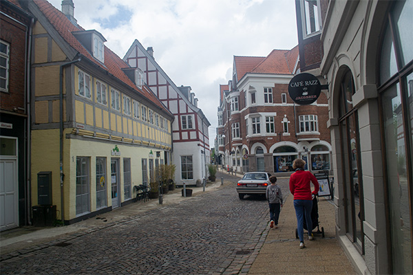 Der er mange hyggelige gader i Kolding. Her er det Adelgade.