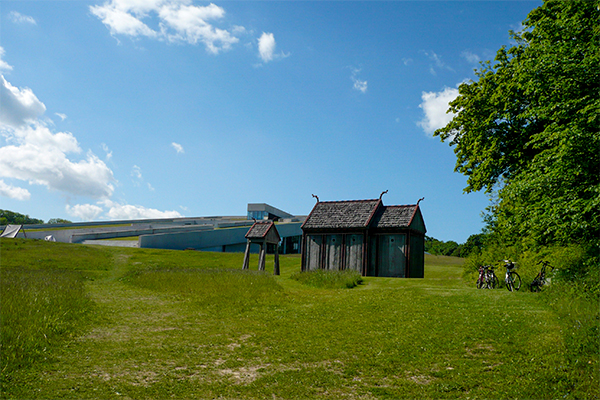 Moesgaard Museum er bygget ind i bakken, så man kan bestige bygningen.