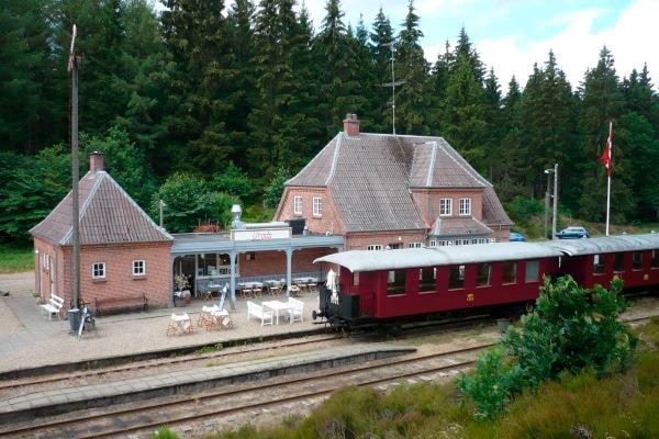 Et par kilometer fra Vrads Sande ligger den gamle station. Om sommeren kører veterantoget til og fra Bryrup.