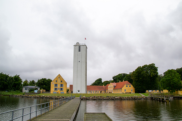 Den lange anløbsbro to engang imod skibe fra England.