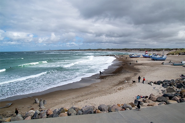 Den barske kyst ud for Nørre Vorupør er guf for surfere