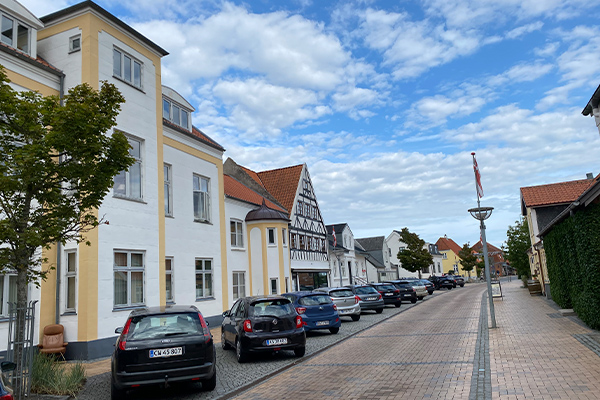 Den lille gågade byder på fine huse og butikker.