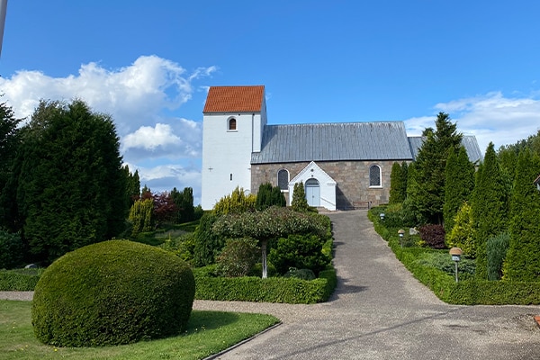 Kirken i Underup ligger tæt på Vorbjerg Høje.