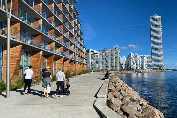 Er der vindstille, så tag en slentretur langs havet i Aarhus Ø.