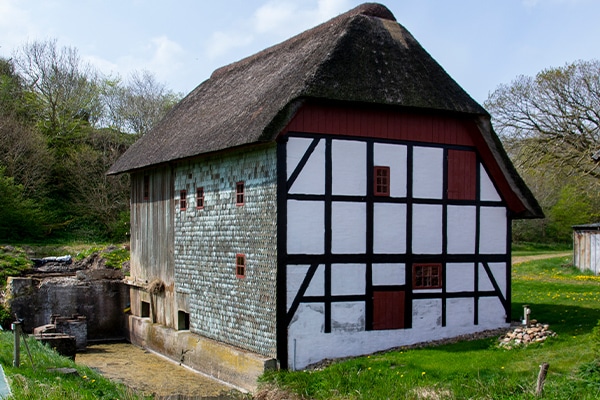 Aa-Mølle er en omkring 500 år gammel fredet vandmølle. Den fine lille kulturhistoriske perle ligger tæt ved Toftum Bjerge