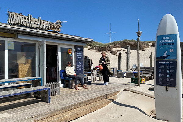 Afslapning i solen - i ly for den stærke vind, som ofte suser ind fra Vesterhavet.