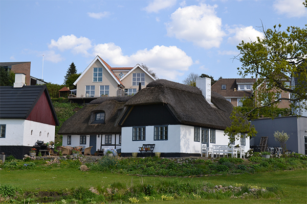 Hjarbæk byder på et skønt miks af sommerhuse og historiske huse.