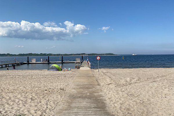 Badestrand ved Hvalpsund.