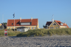 Højen - eller Gl. Skagen byder på gule huse omgiver af sand og klitter.