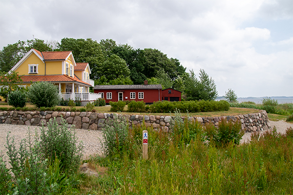 Alnor er et hyggeligt, historisk fiskerleje med strand og stråtækte huse.