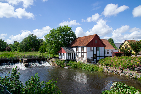 Sæby Vandmølle er en af byens mange fotogene bygninger.