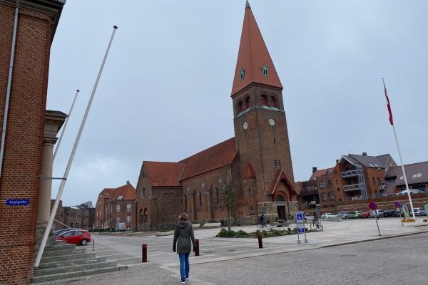 Holstebros centrale kirke er opført i 1907 - som erstatning for en gammel middelalderkirke.