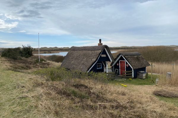 Denne lille hytte, kaldet Folle Huse, ligger lige ved den lille bro, der fører over Nyminde Strøm.