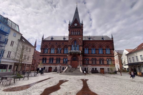 Byens rådhus fra 1879. (tak til Lise Gardner for lån af foto)