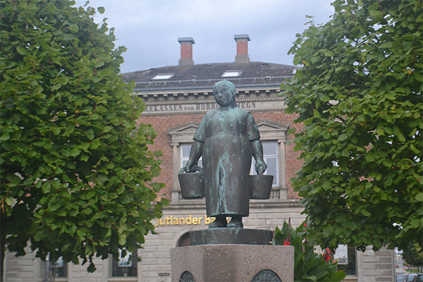 Skulpturen Torvebrønd med torvekone