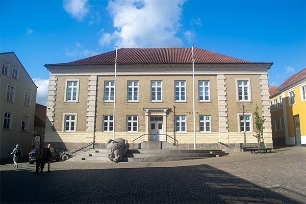 CF Hansen står bag det gamle rådhus i Aabenraa fra 1830.