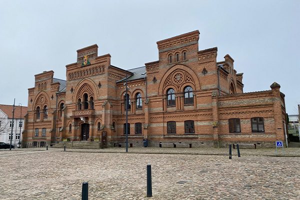 Byens tidligere rådhus er opført i 1860 i byzantinsk stil af arkitekten Ferdinand Meldahl.