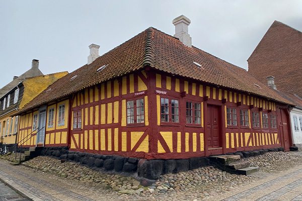 På hjørnet af Kongensgade og Prinsensgade ligger dette smukke bindingsværkshus fra 1600-tallet. Huset regnes for det ældste hus i Fredericia.