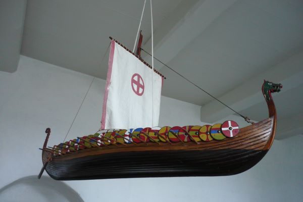 Vikingeskib i Hjarnø kirke