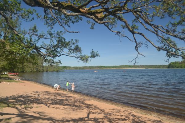 Der er gode bademuligheder ved Klostermølle, der ligger ud til Mossø.