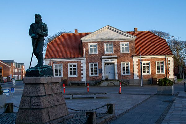 Ringkøbing Museum holder til i denne smukke rødstensbygning. En statue af bysbarnet og polarforskeren Mylius Erichsen står foran bygningen.