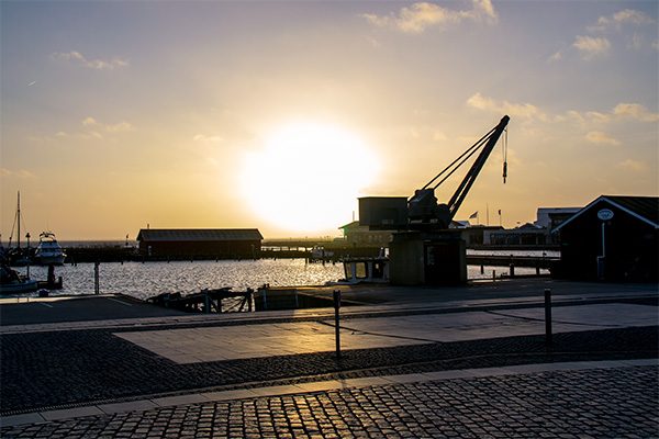 Solen står op over havnen og Ringkøbing Fjord