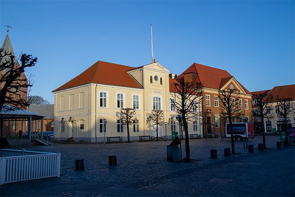 Torvet er domineret af fine, statelige bygninger. Blandt andet det gamle rådhus fra 1849.