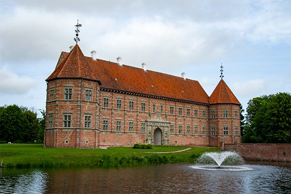 Voergaard Slot er kåret som Danmarks smukkeste slot