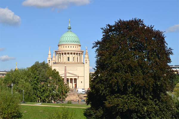 Sct. Nicolai-kirken rager godt op i Potsdam.