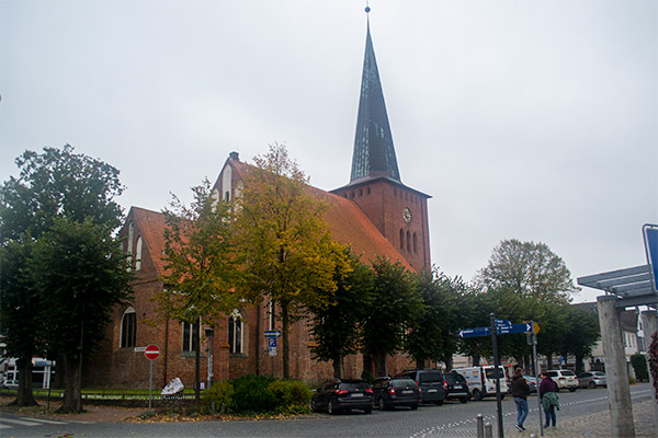 Byens middelalderkirke har en central placering ved markedspladsen