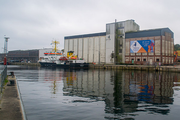 Havnen er flankeret af en række pakhuse fra både nyere og ældre tid