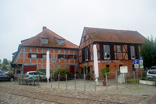 Der er bevaret en del små byhuse og bindingsværksgårde rundt omkring i Neustadt