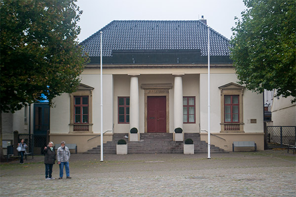 Den danske arkitekt CF Hansen har haft en finger med i opførelsen af byens rådhus fra 1820