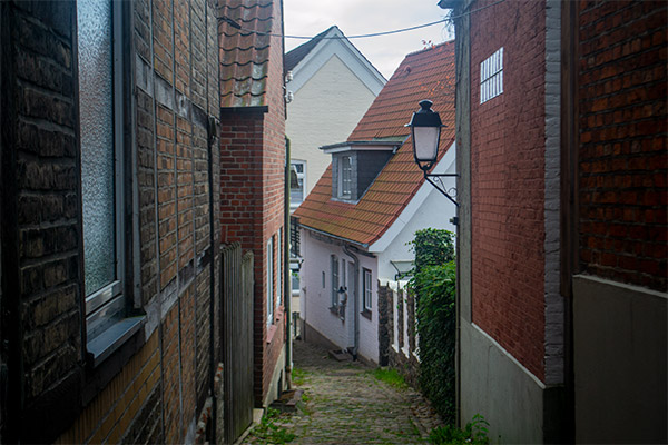 Små brostensbelagte gyder løber på kryds og tværs i den gamle bydel