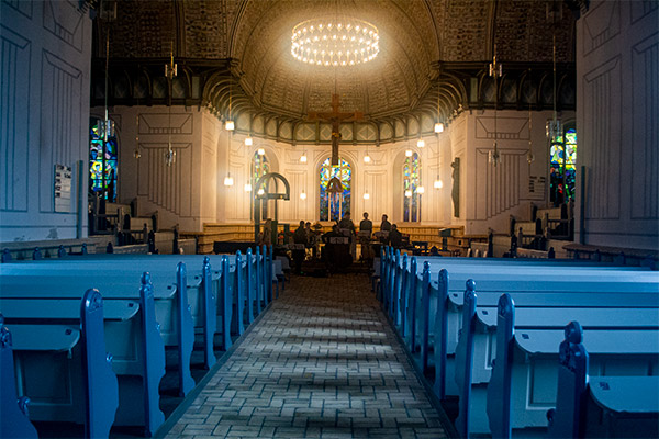 Nikolaikirche er fra 1868 og erstattede byens gamle kirke, der brændte ned efter et lynnedslag