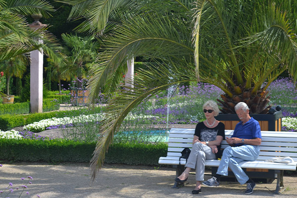 Kurparken er Bad Pyrmonts vartegn. Der findes over 300 palmer i kurparken.