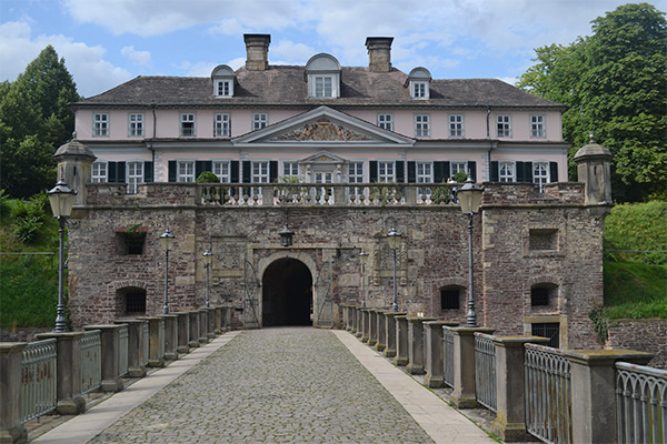 Det lille, stemningsfulde Schloss Pyrmont ligger i forlængelse af kurparken.