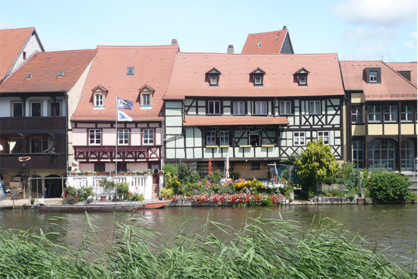 En del af den gamle bydel bliver kaldt "Klein Venedig" på grund af sin beliggenhed ned til floden Regnitz.