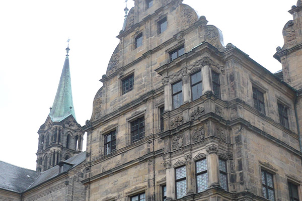 Domkirken St. Peter & St. George huser den berømte hesteskulptur “Der Bamberger Reiter”.
