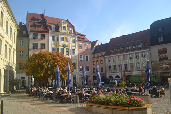 Der er flere spisesteder på Hauptmarkt