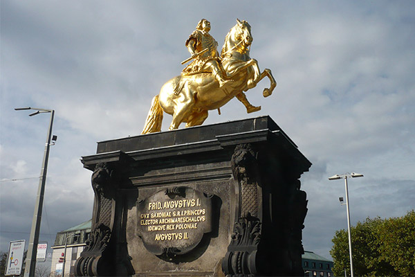 Dresden blev lagt i ruiner  i 2. Verdenskrig, men en del af den gamle by er genopbygget.