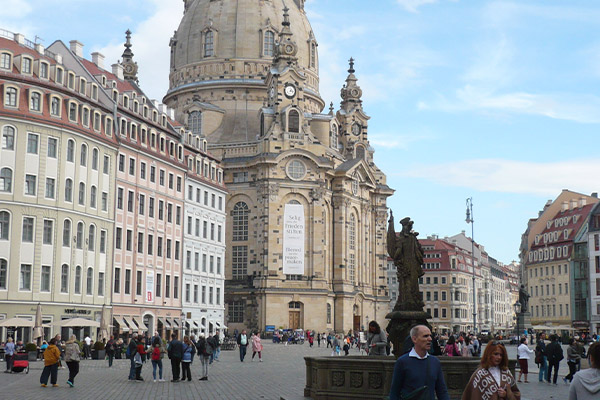 Frauenkirche fremstår i dag smukt genopbygget efter alvorlige skader i 2. Verdenskrig.