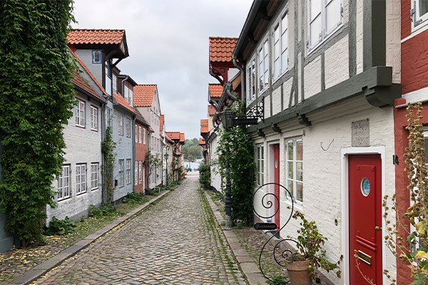Der ligger en del
velbevarede bindingsværkshuse i byens små gader.