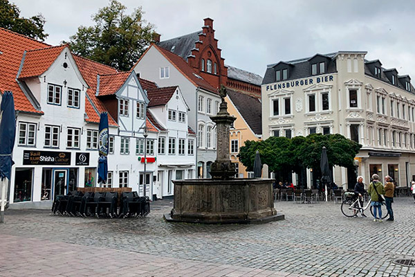 Der ligger flere caféer og restauranter omkring Neptun-springvandet på Nordermarkt.