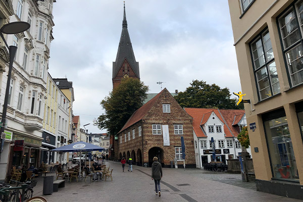 Der er flere gotiske kirker i Flensburg. Her anes St. Marien kirches tårn.