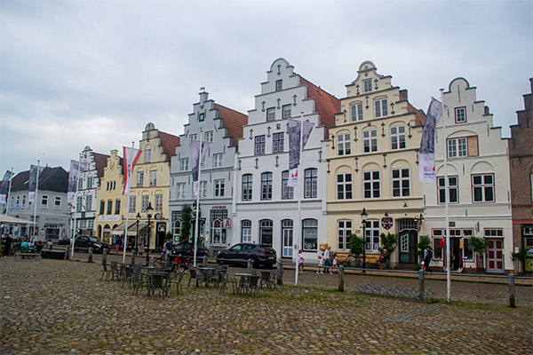 Friedrichstadt har en særlig hollandsk atmosfære med sine karakteristiske gavlhuse.
