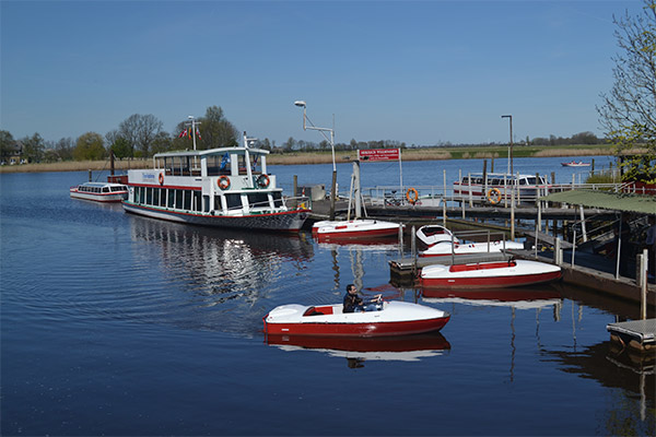 Byen er i bedste hollandske stil omgivet af vand