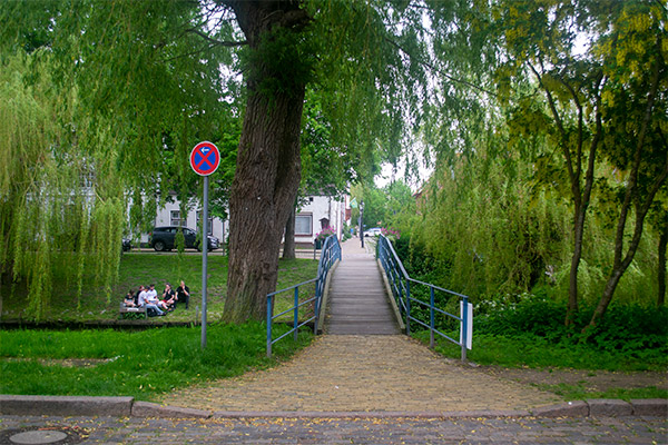 Gå en tur langs - og over - de hyggelige kanaler i Friedrichstadt.