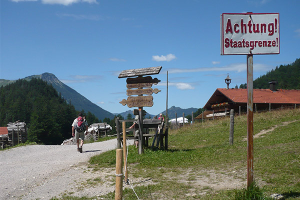 En af attraktionerne ved Füssen er, at du kan vandre over grænsen til Østrig - på toppen af et bjerg.